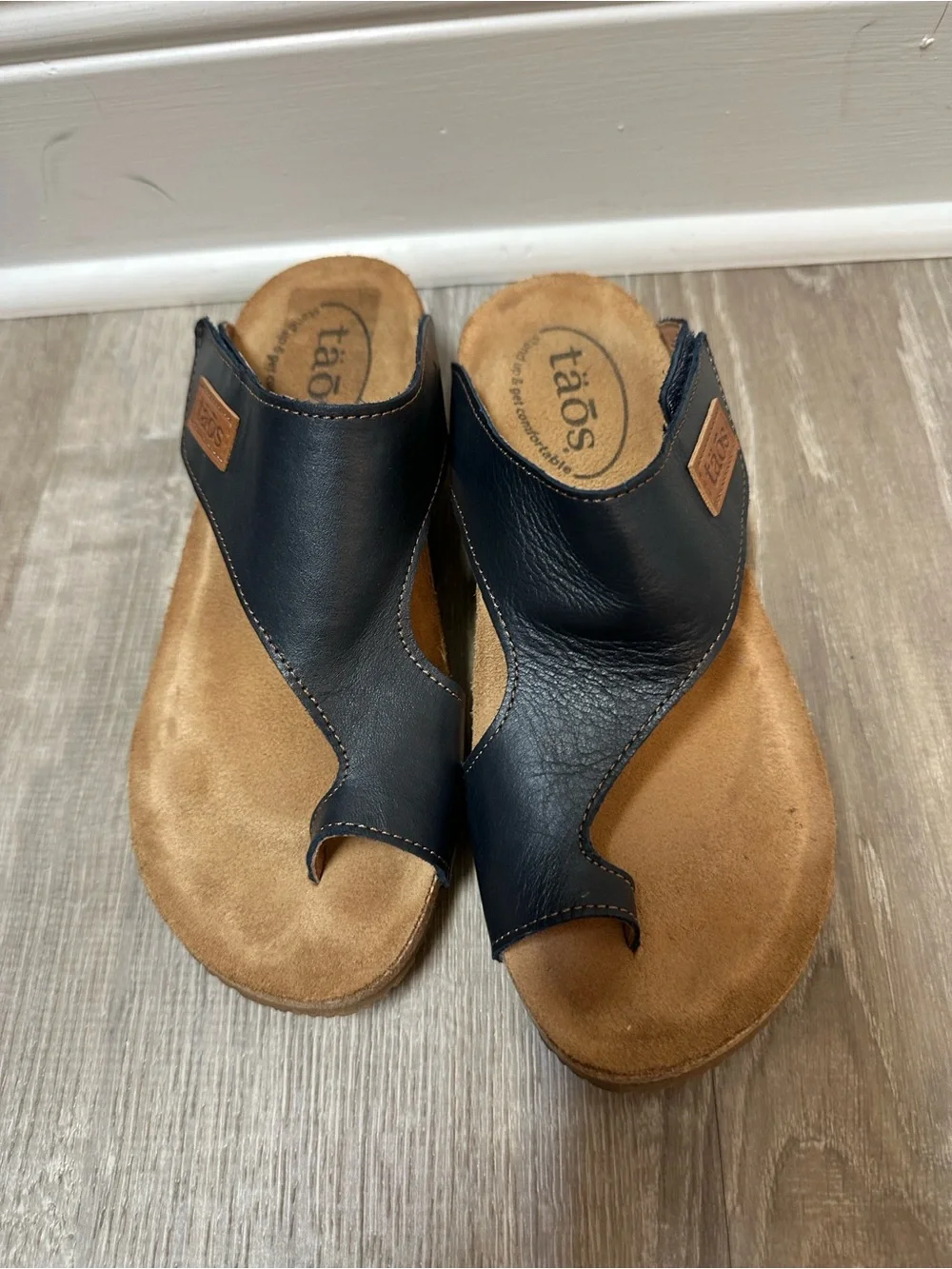 Taos Footwear Navy Leather Toe-Loop Sandals with Tan Footbed